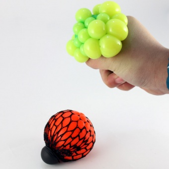 картинка Мяч в сетке антистресс "виноград" от магазина Смехторг